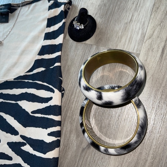 ✴️3 for $15✴️ Set of 2 Bangle Bracelets - Picture 2 of 13